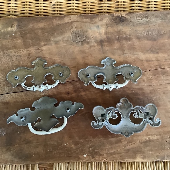 Vintage Painted Chippy White Dresser Handles 4 - Picture 2 of 2